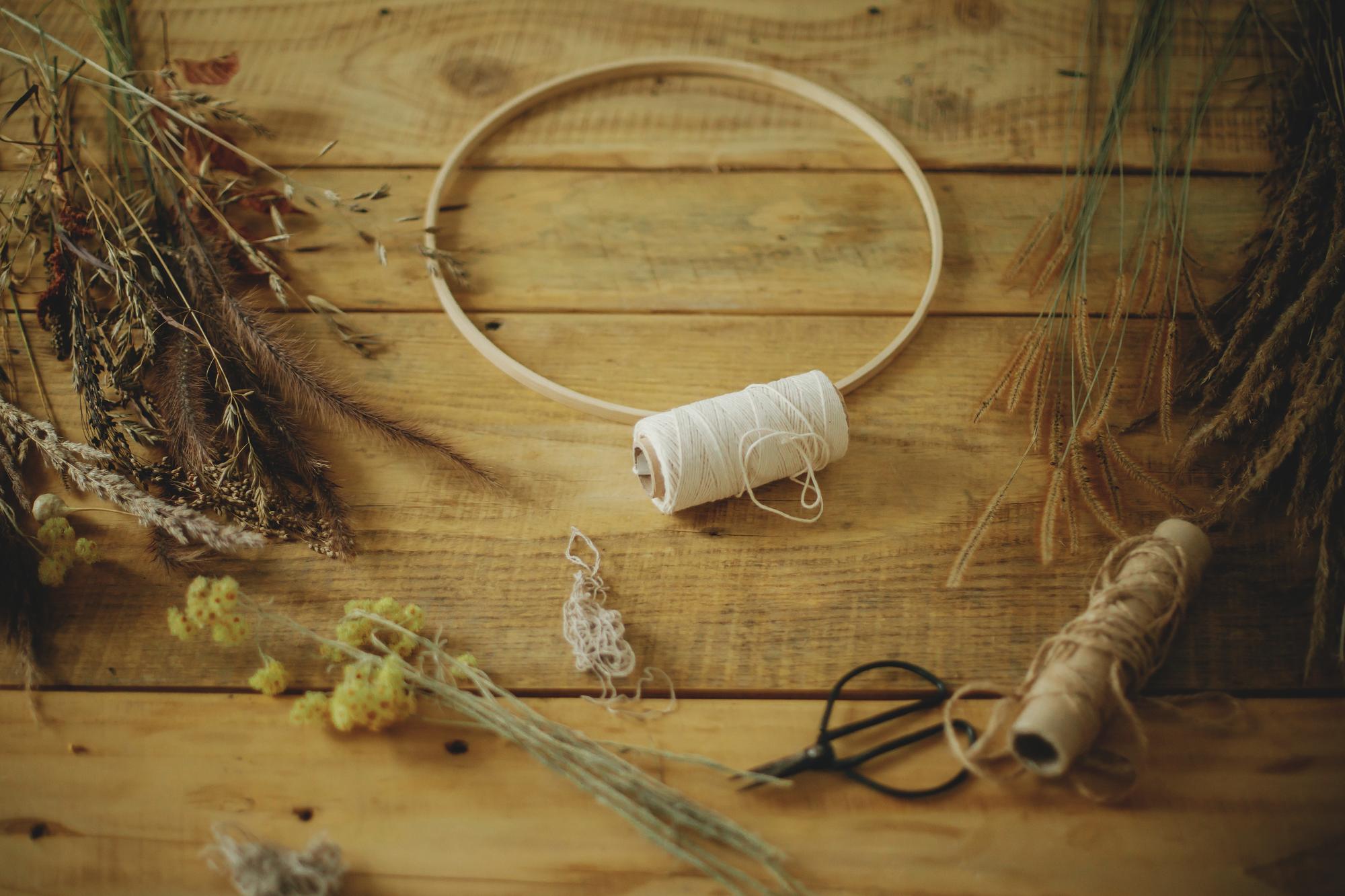 Atelier workbench with threads and hoops